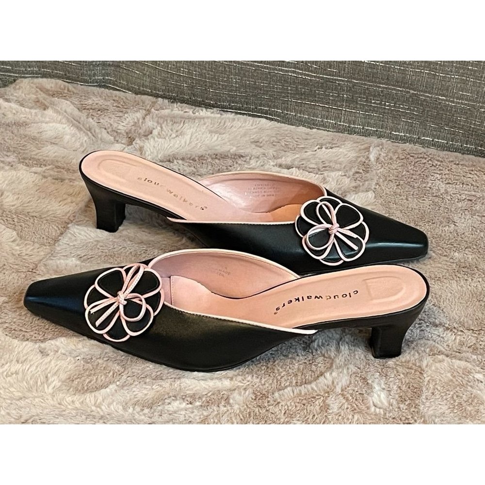 ⭐️⭐️ Women's 11w Cloudwalker with a kitten heel and adorable flower embellishmen